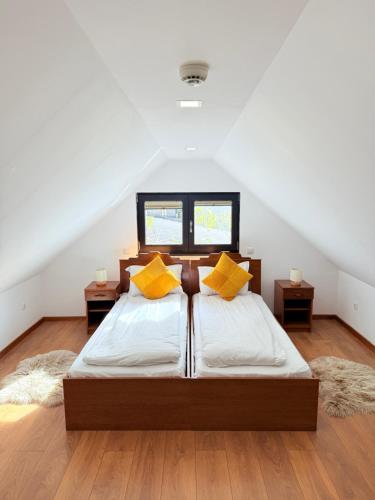 Un dormitorio con una cama grande con almohadas amarillas. en SunShine Villa Brasov, en Brasov