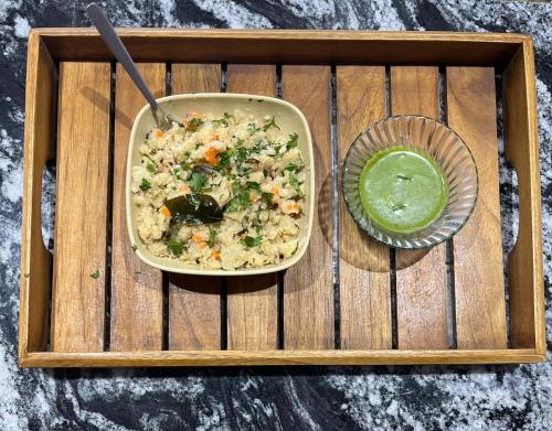 パンチガニにあるWKND Casaのご飯一杯と緑のつけ汁一杯