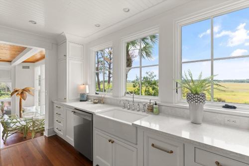 eine Küche mit einem großen Waschbecken und Fenstern in der Unterkunft Via Serena - 3 Via Serena in Saint Simons Island