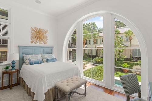 ein Schlafzimmer mit einem Bett und einem großen Fenster in der Unterkunft Via Serena - 3 Via Serena in Saint Simons Island
