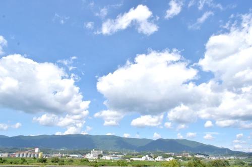橋本市にあるゲストハウス輪の山を背景とした曇空