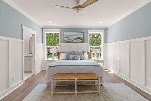 Postel nebo postele na pokoji v ubytování Lillie's Oasis - 400 Kelsall Ave