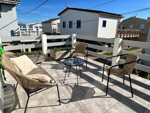 Een balkon of terras bij Grand Chalet pour 6 à 8, wifi