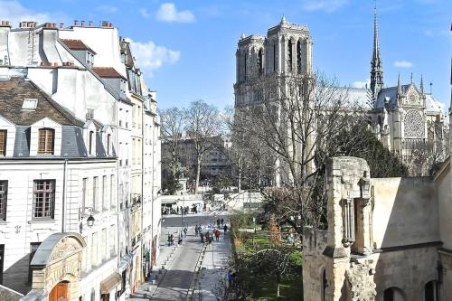 Charming Stay Near Notre Dame FDL with AC