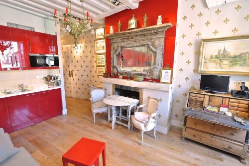 Charming Stay Near Notre Dame FDL with AC