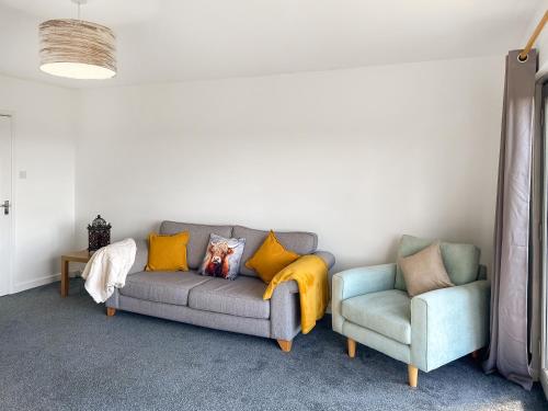 a living room with a couch and two chairs at Revita in Hale