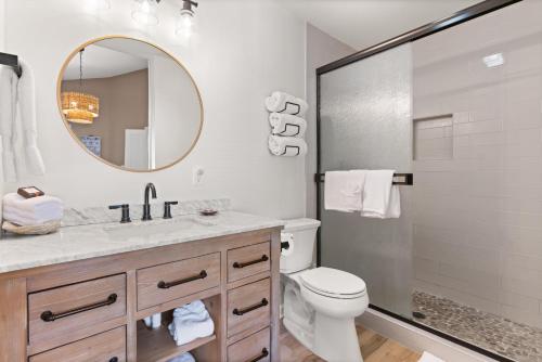 Harbour Oaks, Unit 618 في Demere Park: حمام مع حوض ومرحاض ومرآة