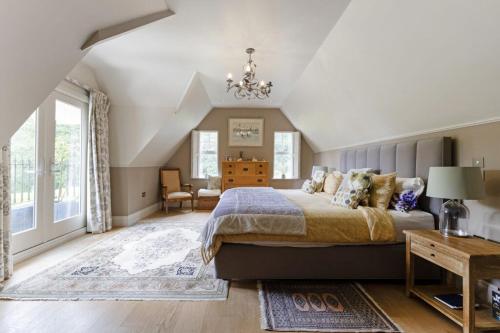 Ένα ή περισσότερα κρεβάτια σε δωμάτιο στο Luxury Mansion Farnham pool gym EV Charger