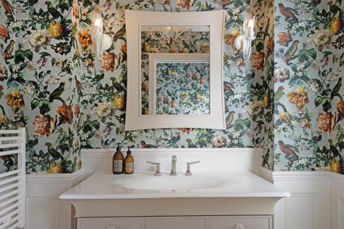 Φωτογραφία από το άλμπουμ του Luxury Mansion Farnham pool gym EV Charger σε Farnham