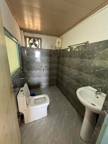 Koupelna v ubytování Sathwik Homestay