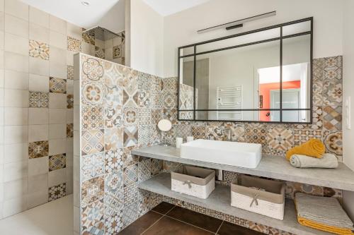 a bathroom with a sink and a mirror at La Clé des Chaumes - Chambre d'hôte, Bed and Breakfast avec piscine et bain nordique in Boisset-lès-Montrond