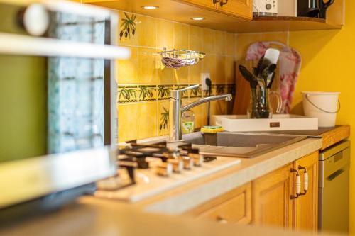 ヴァル・レ・バンにあるMaison De Village Le Bacciのシンクとカウンタートップのあるキッチン