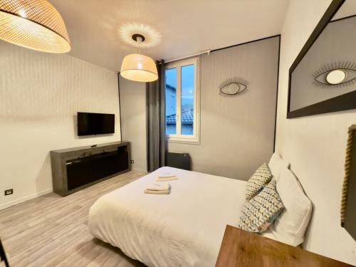 une chambre d'hôtel avec un lit et une télévision dans l'établissement Studio 2 calme Av Georges Dumas - DABNB, à Limoges