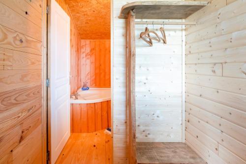 un bagno con vasca e lavandino di L'Escale du Dernier Pin a Escalans