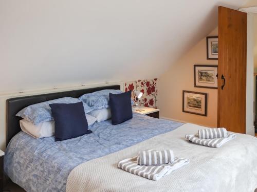 En eller flere senge i et værelse på Rallt Cottage