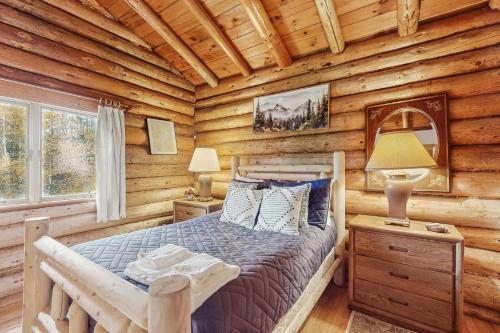 a bedroom with a bed in a log cabin at Parker Lane Cabin in Weston