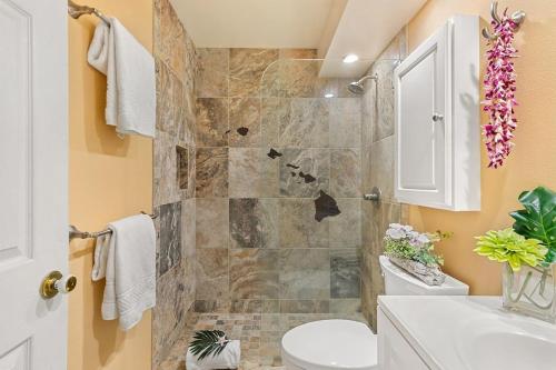 een badkamer met een douche, toilet en wastafel bij Napili Ridge A2 · NR A2 Napili Condo Near Beaches Away From Crow in Kahana