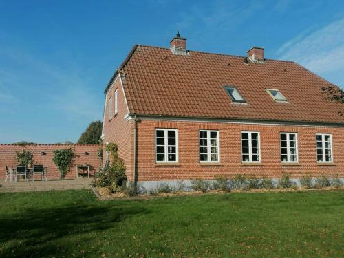 VedbølにあるNature Gem Near Haderslev With 160-Year-Old Beechの大きな赤レンガ造りの家