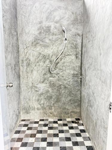 Ένα μπάνιο στο Meturr Guest House Khaosok