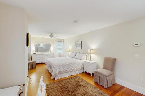 Postel nebo postele na pokoji v ubytování Edgartown Village