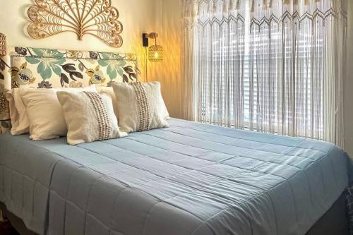 Postel nebo postele na pokoji v ubytování BoHo Bungalow