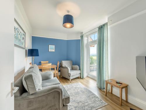 een woonkamer met een bank en een stoel bij Baycliff Apartment in Lindale