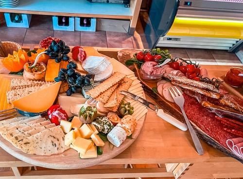 una bandeja de queso y otros alimentos en una mesa en Hotel Carlsruh, en Braunlage