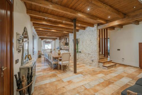 NievaにあるLa Antigua Taberna - Nievaの石壁のダイニングルーム(テーブル付)
