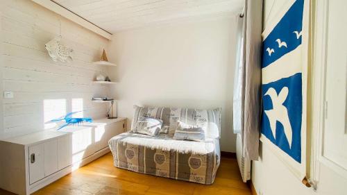 ein Zimmer mit einem Bett in der Zimmerecke in der Unterkunft Villa récente de style réthais avec piscine chauffée et jardin paysager in Le Bois-Plage-en-Ré