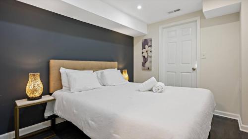 Ένα ή περισσότερα κρεβάτια σε δωμάτιο στο Easy METRO 1 min WALK Basement space Comfy