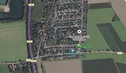 a map of a parking lot with a white marker at Wohnung für Monteure und beruflich Reisende in Petershagen