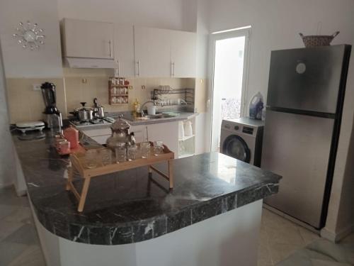 una cocina con encimera y refrigerador en Dar ilham, en Tánger
