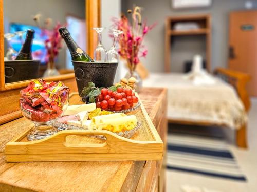 a tray of cheese and grapes on a table at Hotel Verdes Mares in Ouro Branco