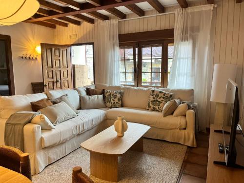 a living room with a couch and a table at Villa Dorotea - Casa Rural Vallines in Vallines