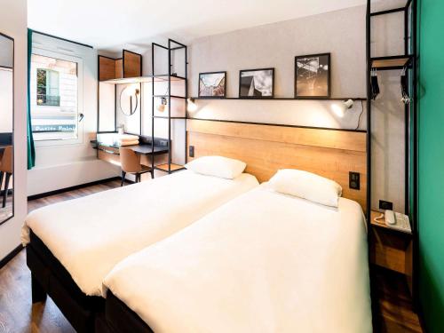 two beds in a hotel room with at Ibis Pau Centre in Pau