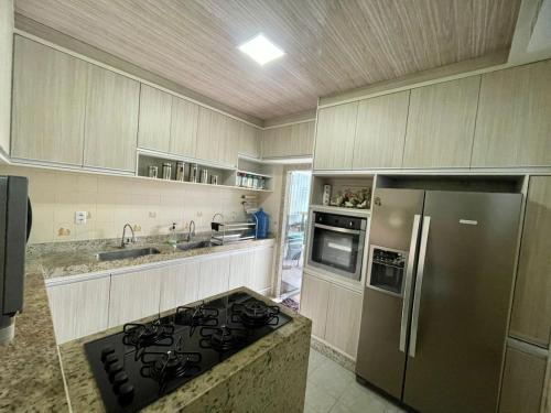 Η κουζίνα ή μικρή κουζίνα στο imovel para cop30 mosqueiro belem pa