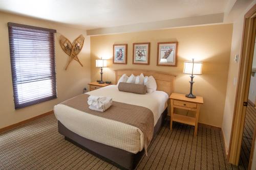 une chambre d'hôtel avec un lit et deux lampes dans l'établissement Kingsbury of Tahoe, à Stateline