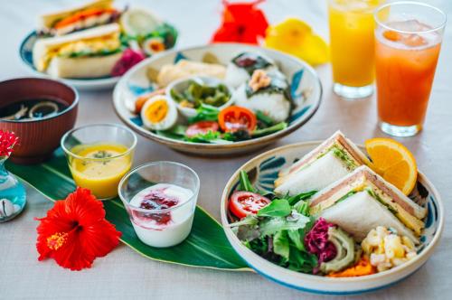 a table topped with plates of food and drinks at Seaside Village 13(シーサイドヴィレッジ・サーティーン) in Ishigaki Island