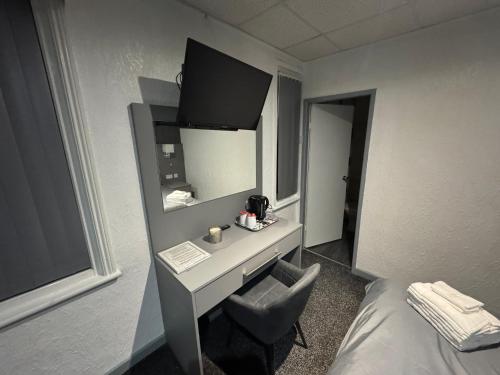 ブラックプールにあるWaverley Beach Hotelの机、椅子、鏡のある部屋