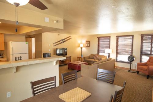 un salon avec une cuisine et une salle à manger dans l'établissement Kingsbury of Tahoe, à Stateline