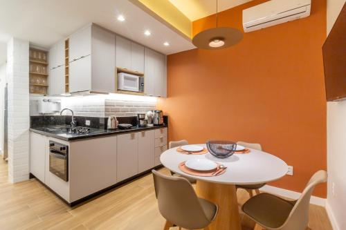 Köök või kööginurk majutusasutuses Loft com janela acustica a 5 minutos caminhando ate a praia - NSC304