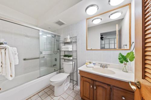 Ένα μπάνιο στο Milowai 302 · MIL 302 Oceanfront 2BD w Ocean Views Whale Watch