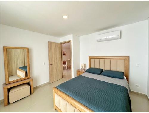 une chambre avec un lit et un miroir dans l'établissement Acogedor Marbella ideal familias mínimo 2 días, à Carthagène des Indes