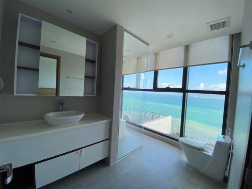 Un baño con dos lavabos y una gran ventana. en Scenia Bay seaview apartment Nha Trang - GB, en Nha Trang