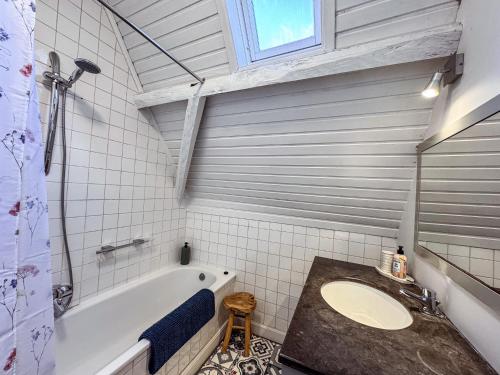 un baño con bañera y lavabo en Skindles Guesthouse, en Poperinge