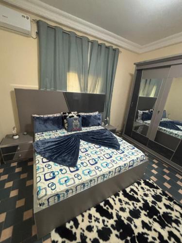 een slaapkamer met een bed en een grote spiegel bij Residence FATIMA thies in Thiès