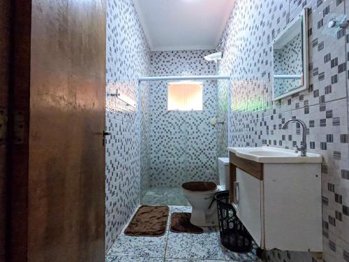 a bathroom with a sink and a toilet at Casa c Piscina e Churrasqueira na Represa de Avare in Avaré