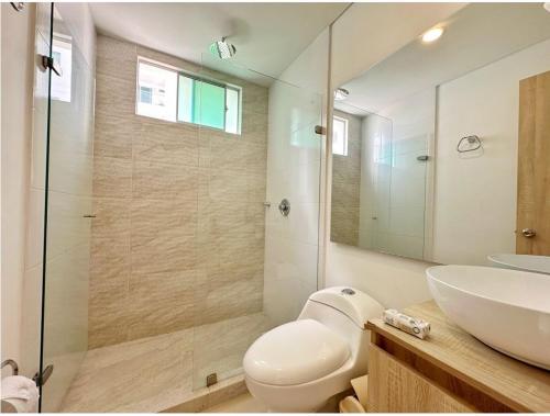 une salle de bain avec toilettes, lavabo et miroir dans l'établissement Acogedor Marbella ideal familias mínimo 2 días, à Carthagène des Indes