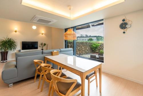 Μια τηλεόραση ή/και κέντρο ψυχαγωγίας στο In Aewol Forest 101