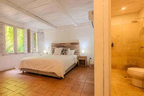 une chambre avec un lit et une salle de bain avec WC dans l'établissement Casa de 5 Hab en la Ciudad Amurallada con Piscina, à Carthagène des Indes